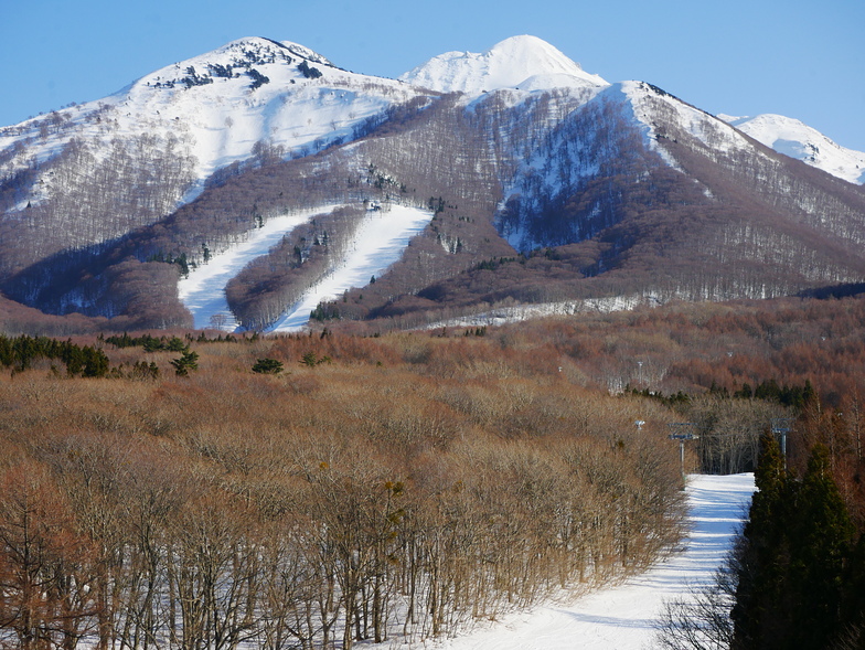 The Diamond Double chairlift on the flank of Mt Iwaki, Aomori Spring (Ajigasawa)