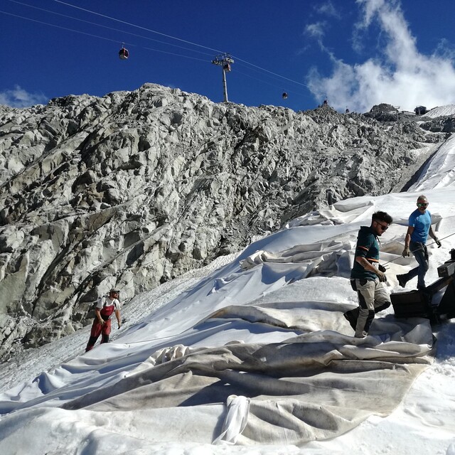 Early seaosn snow in Presena Glacier