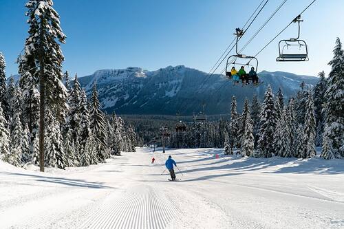The Summit at Snoqualmie Ski Resort by: tourist offical