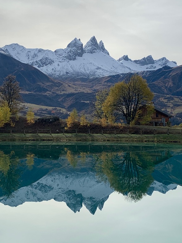 Les Aiguilles d'Arves se refletent dans le plan d'eau, Albiez-Montrond
