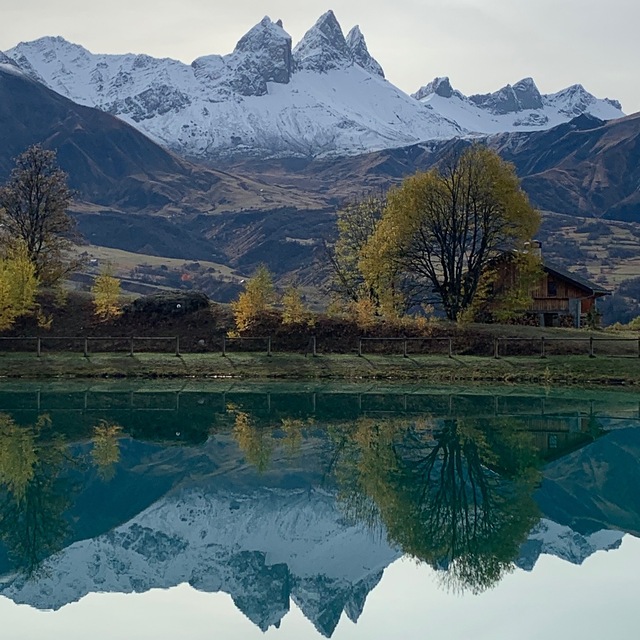 Albiez-Montrond Snow: Les Aiguilles d'Arves se refletent dans le plan d'eau
