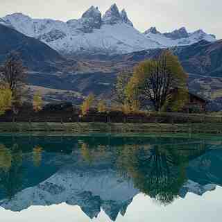 Les Aiguilles d'Arves se refletent dans le plan d'eau, Albiez-Montrond