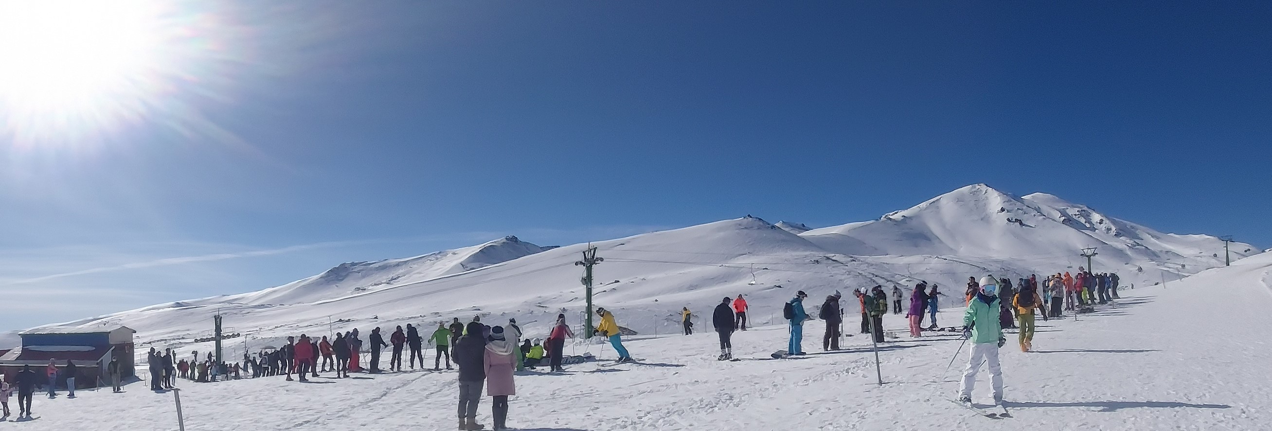 یک روز خوب و شلوغ, Alvares Winter Sports Complex