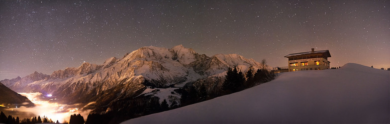 By night, Les Houches