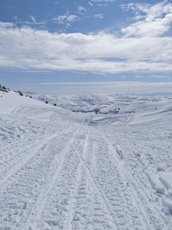 Snowmobile tracks, Laqlouq