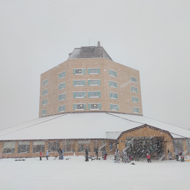 Maiko Kogen Hotel at the base of the slopes., Maiko Snow Resort