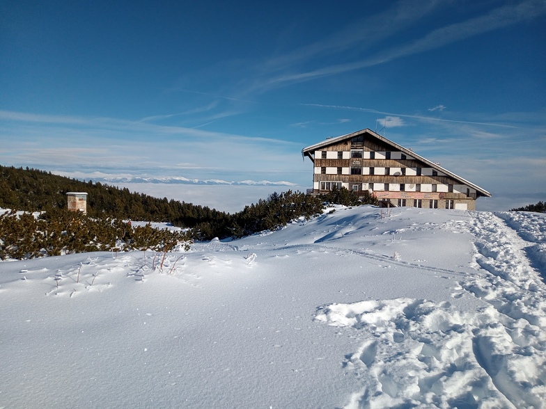 Bezbog hut, Bezbog Ski Centre