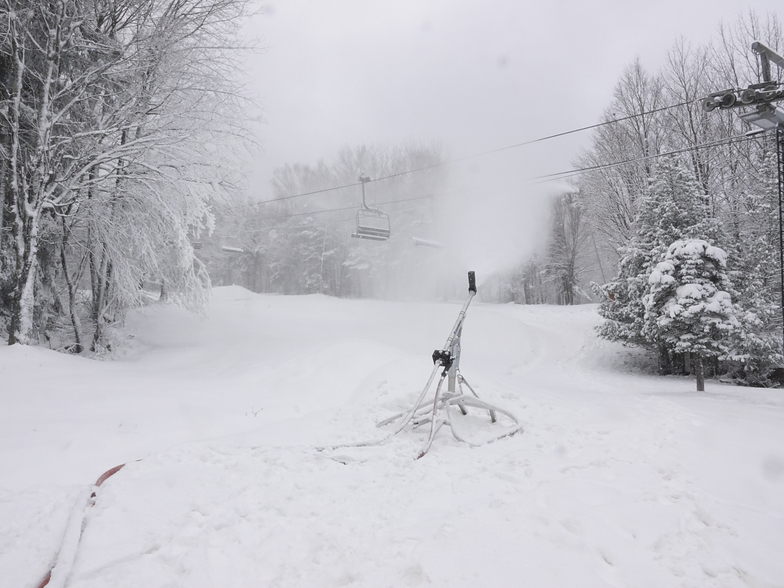 Snowmaking process, Mont Sutton