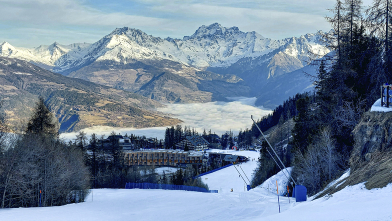 Cloudy valley, Pila