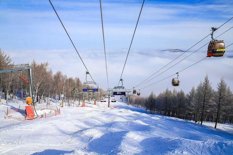 Mogul ride under lift line, Wanlong