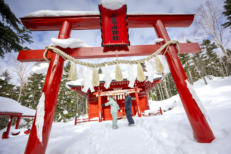 Futarasan Shrine at 2,000 meters above sea level, Marunuma Kogen