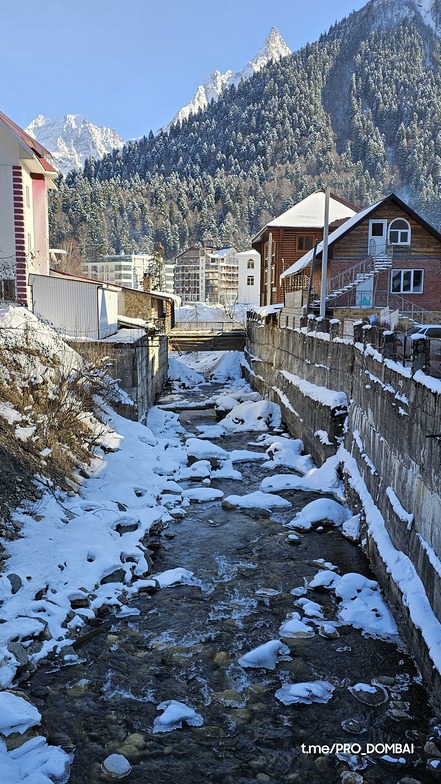 В поселке, Dombai