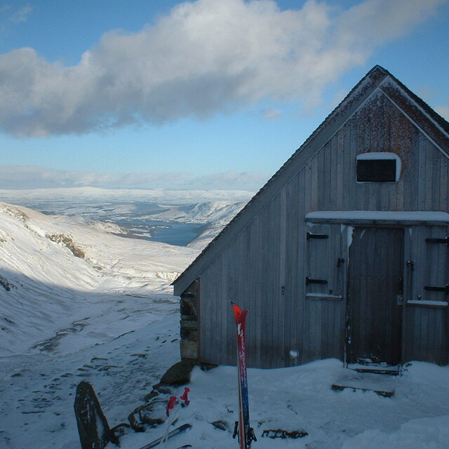 Raise hut early Feb 03, Yad Moss