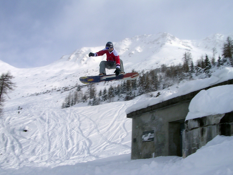 Verbier Sam hits building