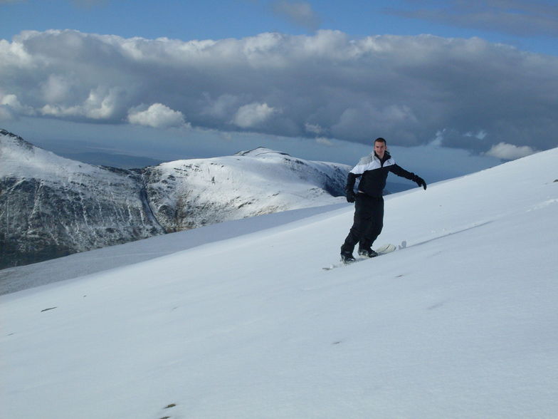 Y Garn Snowdonia riding fresh poweder