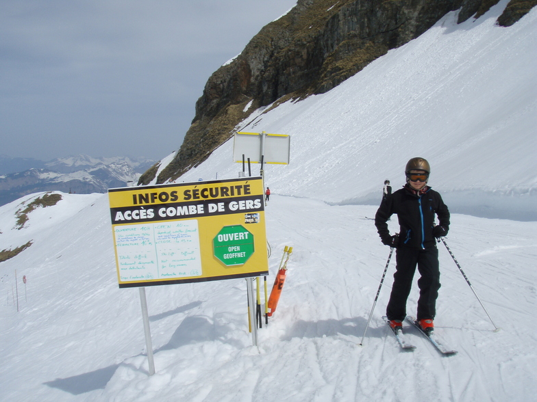 Axel in front off les gers sign - offpiste area in Samoëns, Samoens
