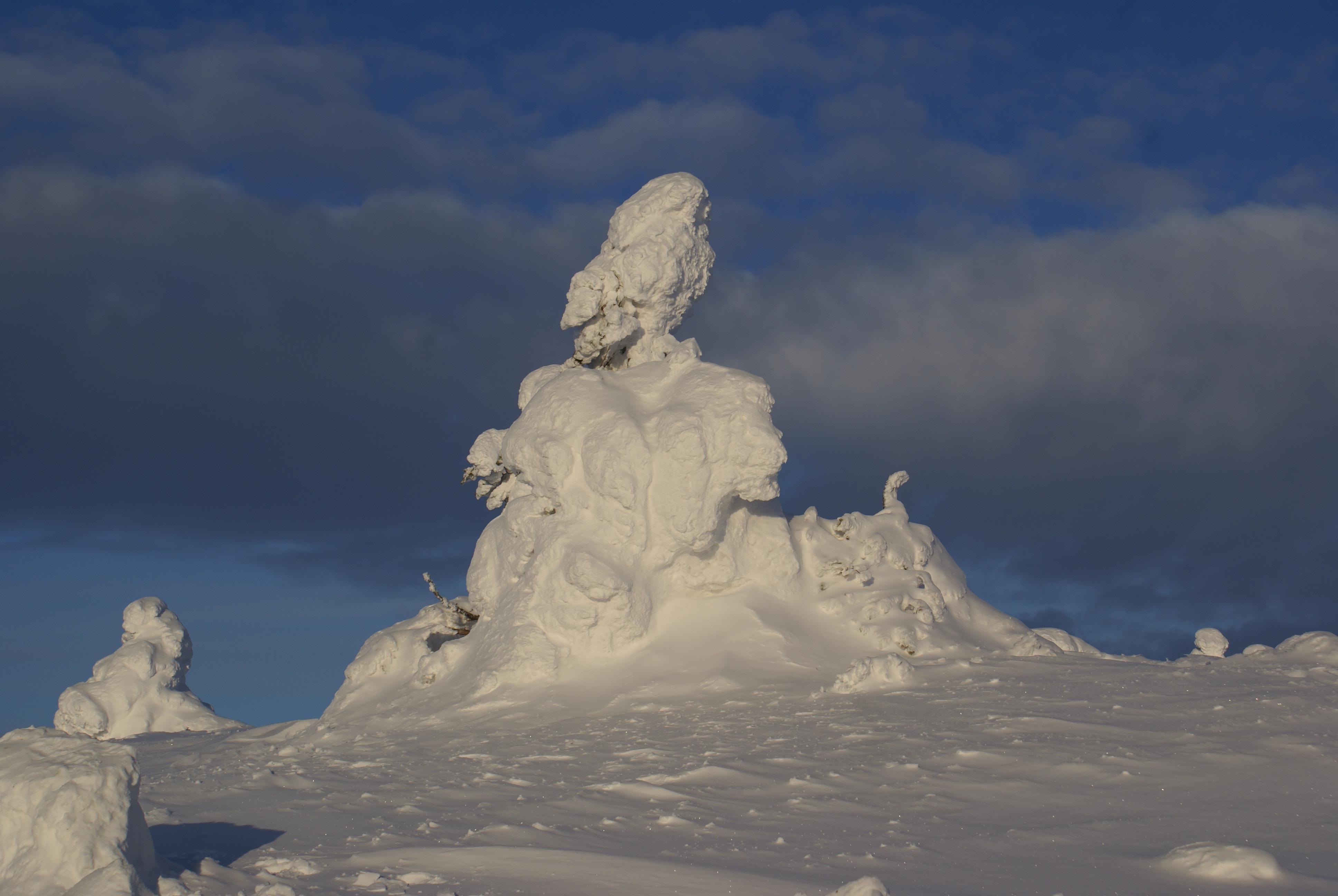 Snowsculptures on the mountain, Levi