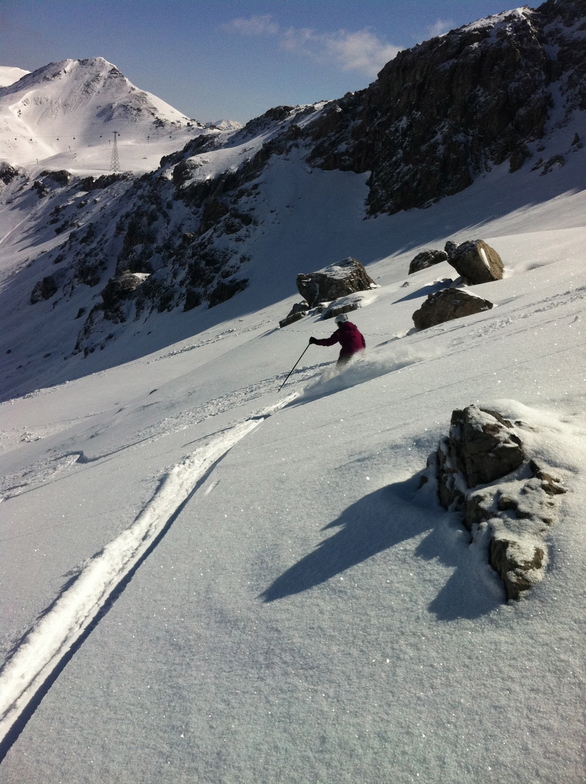 Annalis skiing powder snow on Balentines, Davos