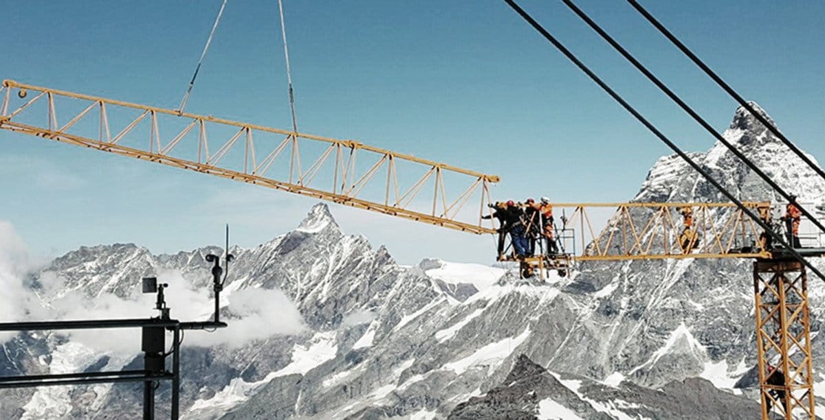 52m High Crane Flown In At 3775m to Work on World's Highest 3S Lift